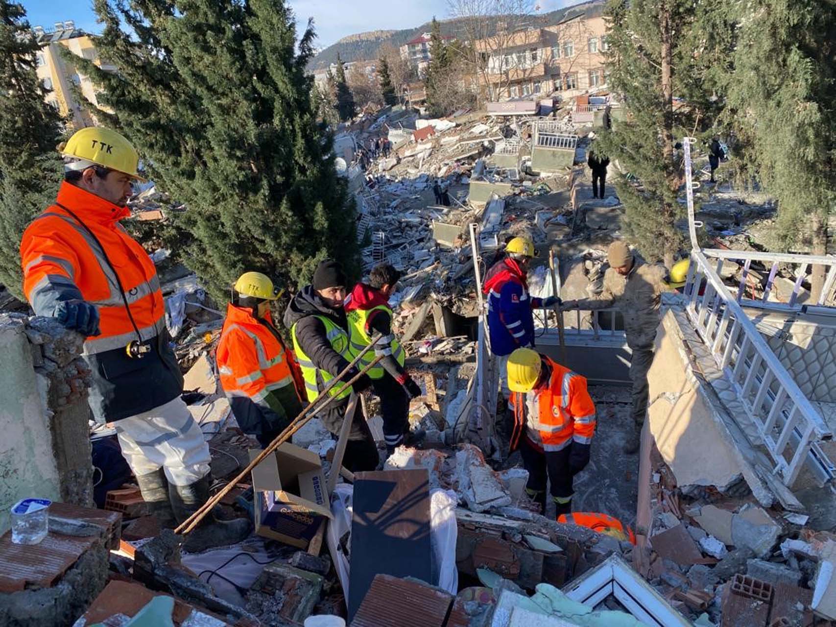 Maden işçileri deprem bölgesinde hayat kurtarıyor! " Onlarla ne kadar guru duysak azdır!"