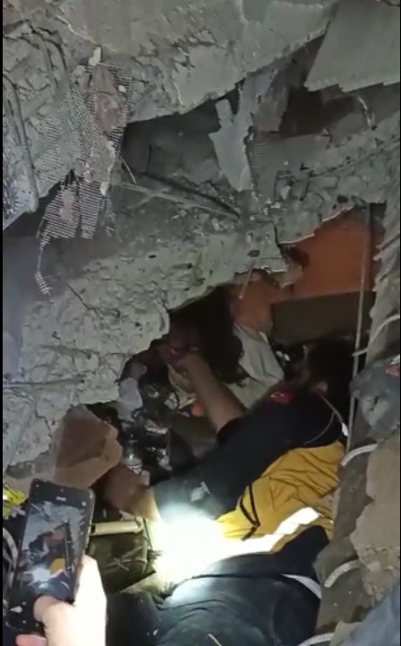 Merhamet denen şey bu olsa gerek! Kahramanmaraş’ta madencilerden duygulandıran hareket: Enkaz altındaki kız çocuğuna elleriyle su içirdi