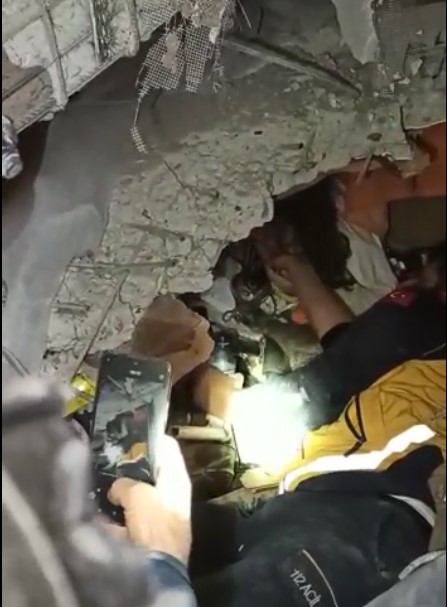 Merhamet denen şey bu olsa gerek! Kahramanmaraş’ta madencilerden duygulandıran hareket: Enkaz altındaki kız çocuğuna elleriyle su içirdi