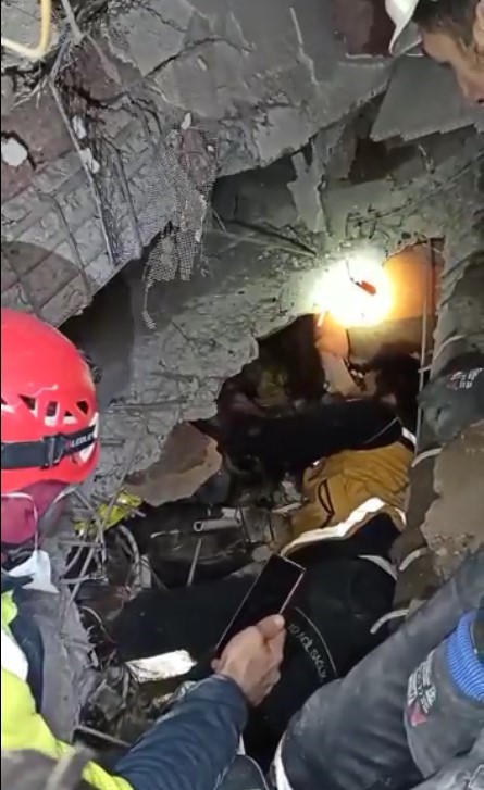 Merhamet denen şey bu olsa gerek! Kahramanmaraş’ta madencilerden duygulandıran hareket: Enkaz altındaki kız çocuğuna elleriyle su içirdi