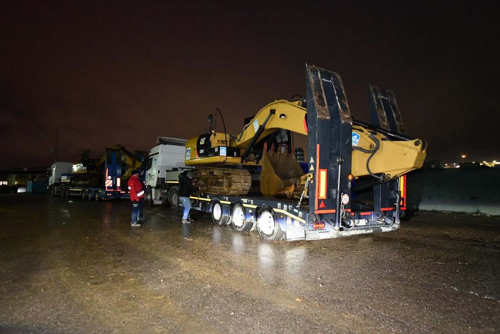 Pendik Belediyesi deprem bölgesinde! 20 kişilik ikinci arama kurtarma ekibi ve iş makinelerı ile seferber oldu!