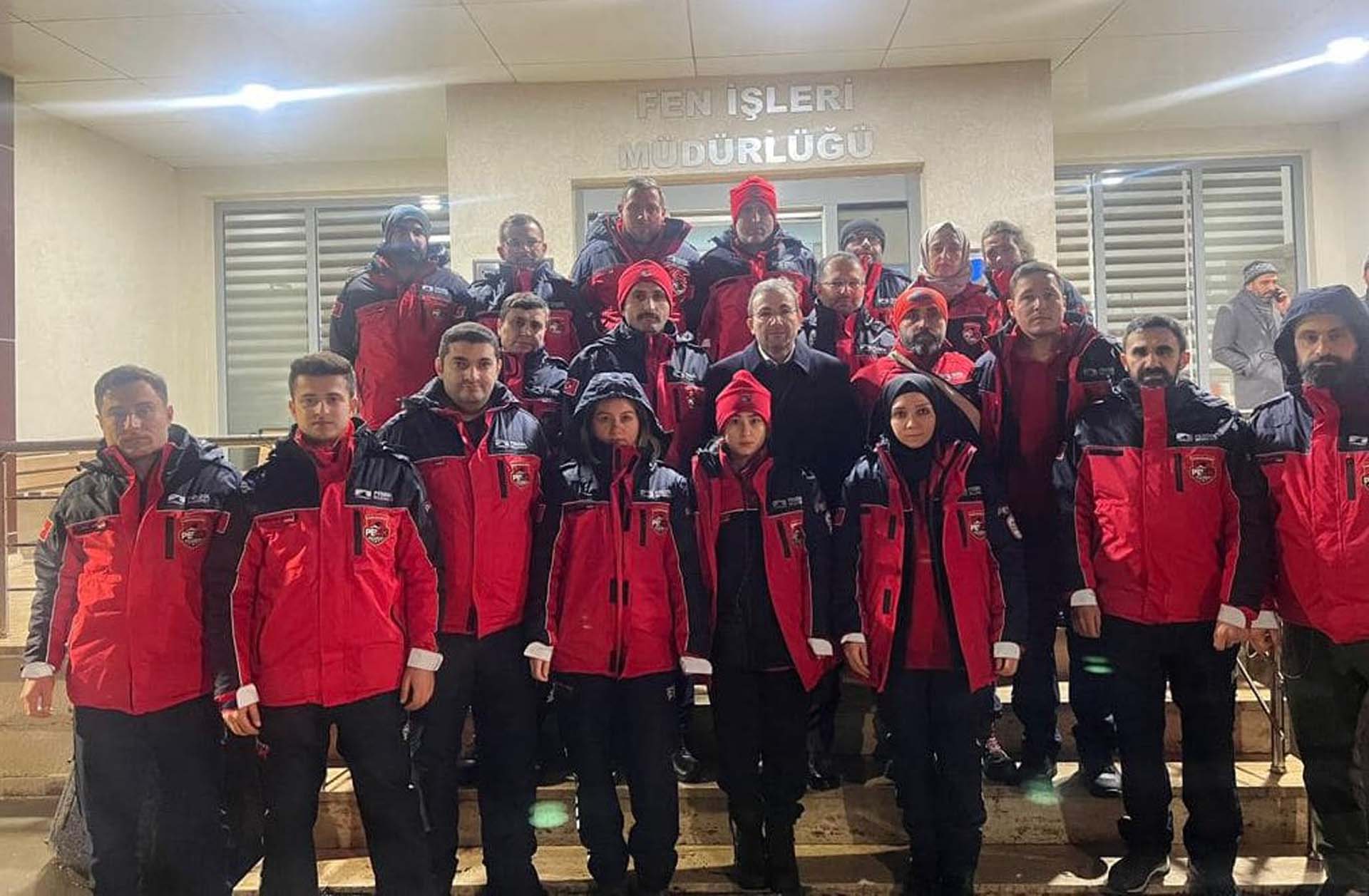 Pendik Belediyesi deprem bölgesinde! 20 kişilik ikinci arama kurtarma ekibi ve iş makinelerı ile seferber oldu!