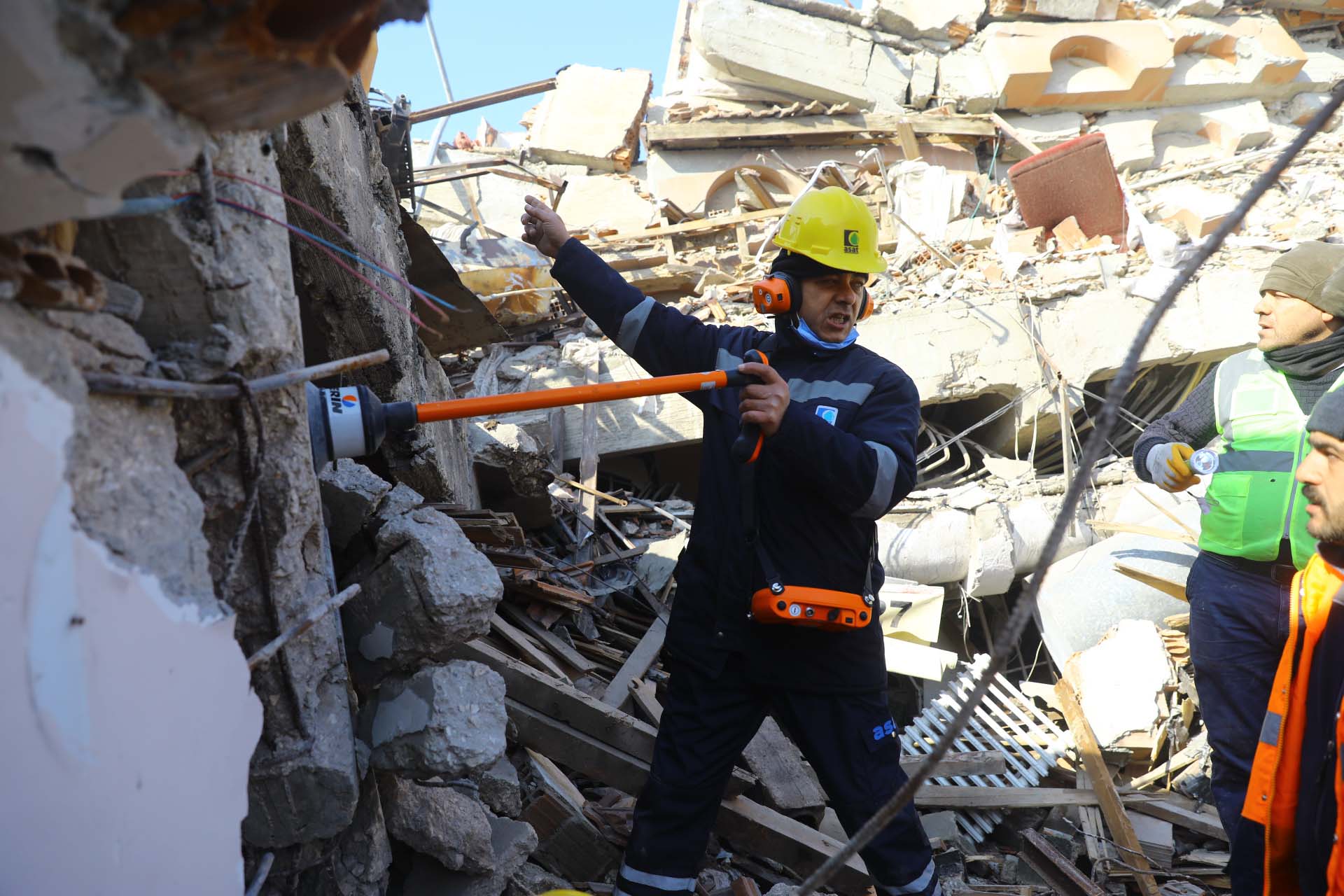 Hatay'daki deprem enkazından sevindiren haber! Anne ve 2 çocuğu 108. saatte kurtarıldı