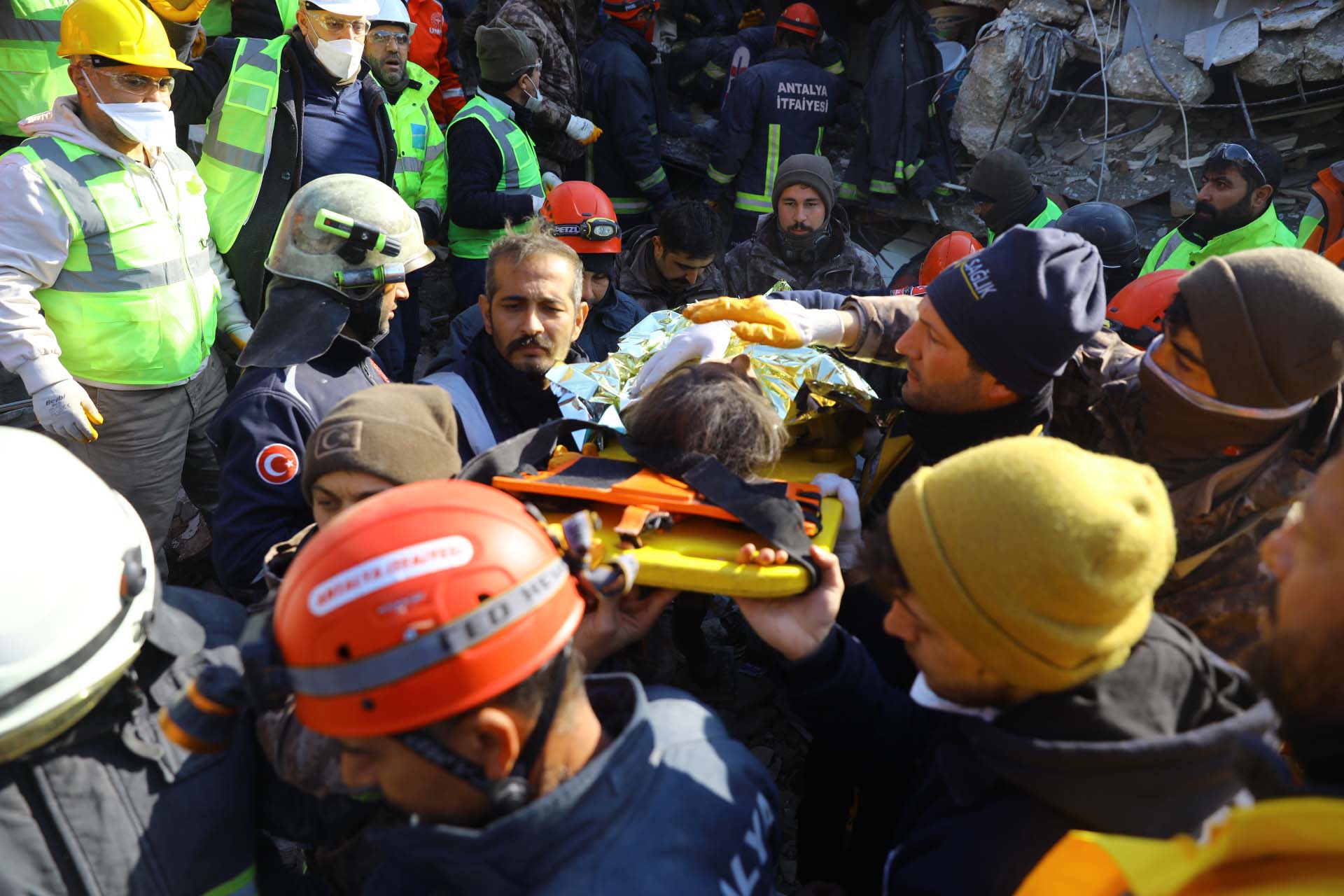 Hatay'daki deprem enkazından sevindiren haber! Anne ve 2 çocuğu 108. saatte kurtarıldı