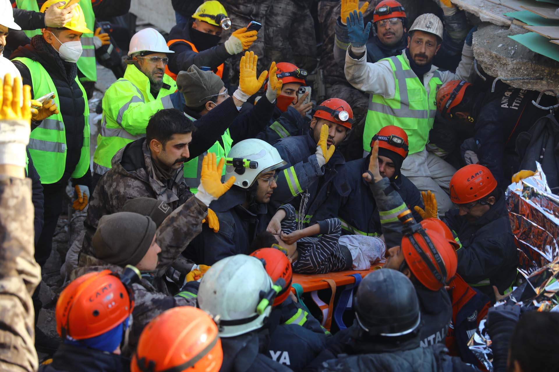 Hatay'daki deprem enkazından sevindiren haber! Anne ve 2 çocuğu 108. saatte kurtarıldı