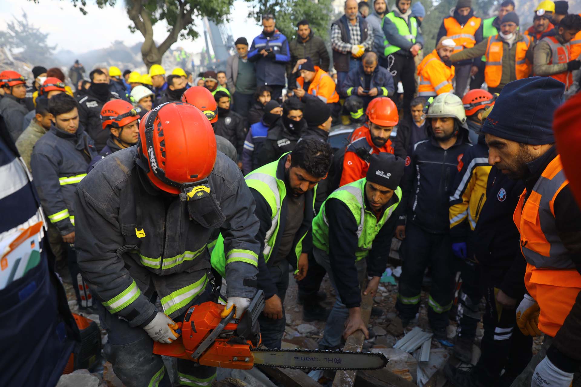 Hatay'daki deprem enkazından sevindiren haber! Anne ve 2 çocuğu 108. saatte kurtarıldı