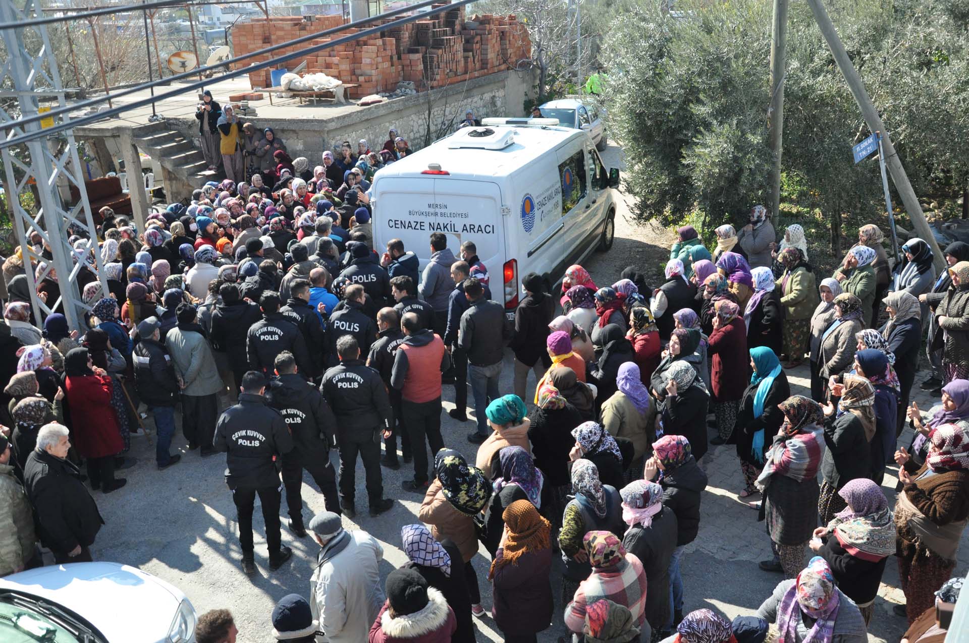 Bu acının tarifi yok: Depremde ölen polis memuru ile eşi ve 4 çocuğu toprağa verildi 
