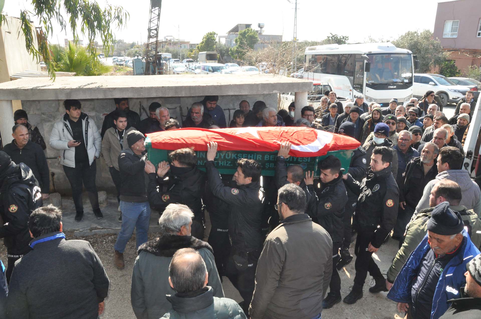 Bu acının tarifi yok: Depremde ölen polis memuru ile eşi ve 4 çocuğu toprağa verildi 
