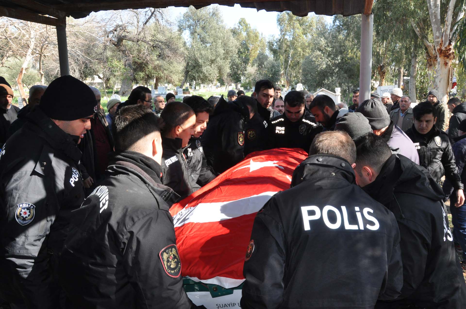 Bu acının tarifi yok: Depremde ölen polis memuru ile eşi ve 4 çocuğu toprağa verildi 