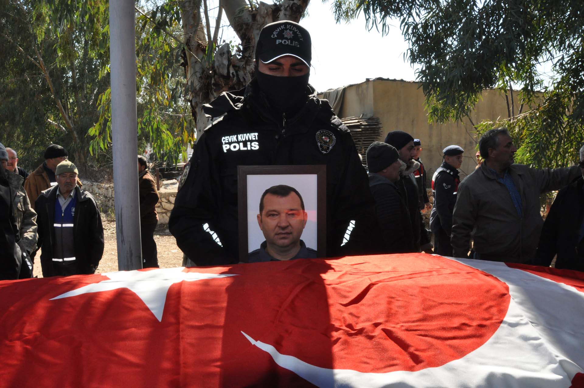 Bu acının tarifi yok: Depremde ölen polis memuru ile eşi ve 4 çocuğu toprağa verildi 