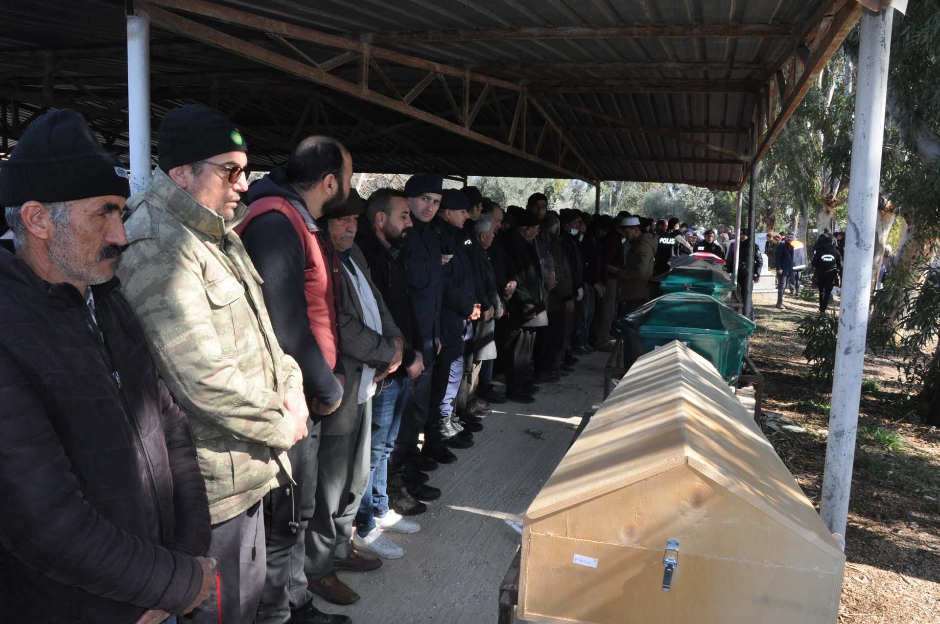 Bu acının tarifi yok: Depremde ölen polis memuru ile eşi ve 4 çocuğu toprağa verildi 