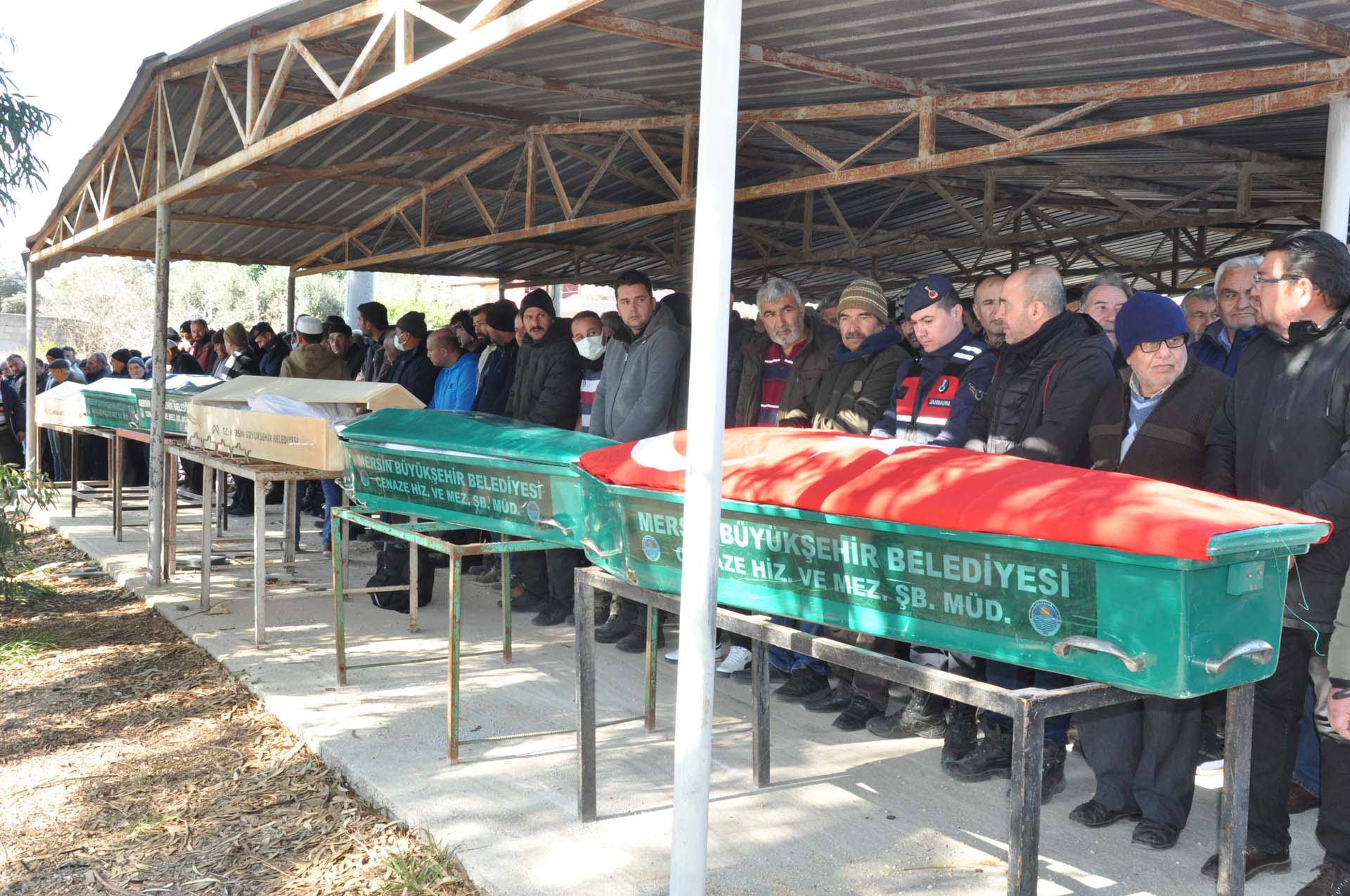 Bu acının tarifi yok: Depremde ölen polis memuru ile eşi ve 4 çocuğu toprağa verildi 