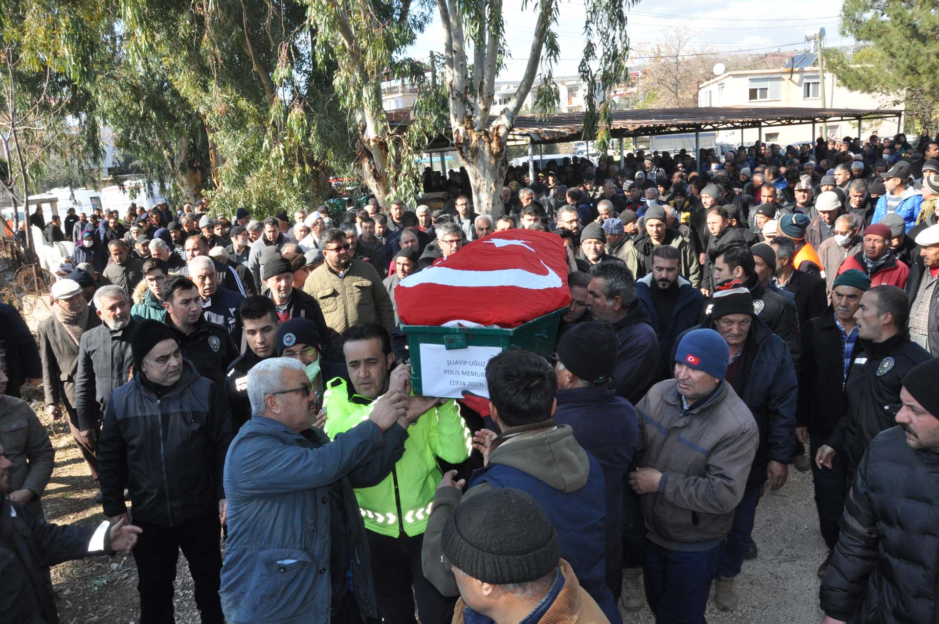 Bu acının tarifi yok: Depremde ölen polis memuru ile eşi ve 4 çocuğu toprağa verildi 
