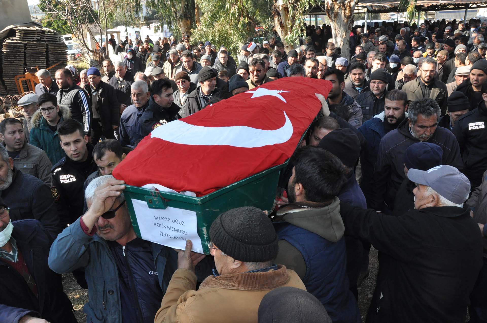 Bu acının tarifi yok: Depremde ölen polis memuru ile eşi ve 4 çocuğu toprağa verildi 