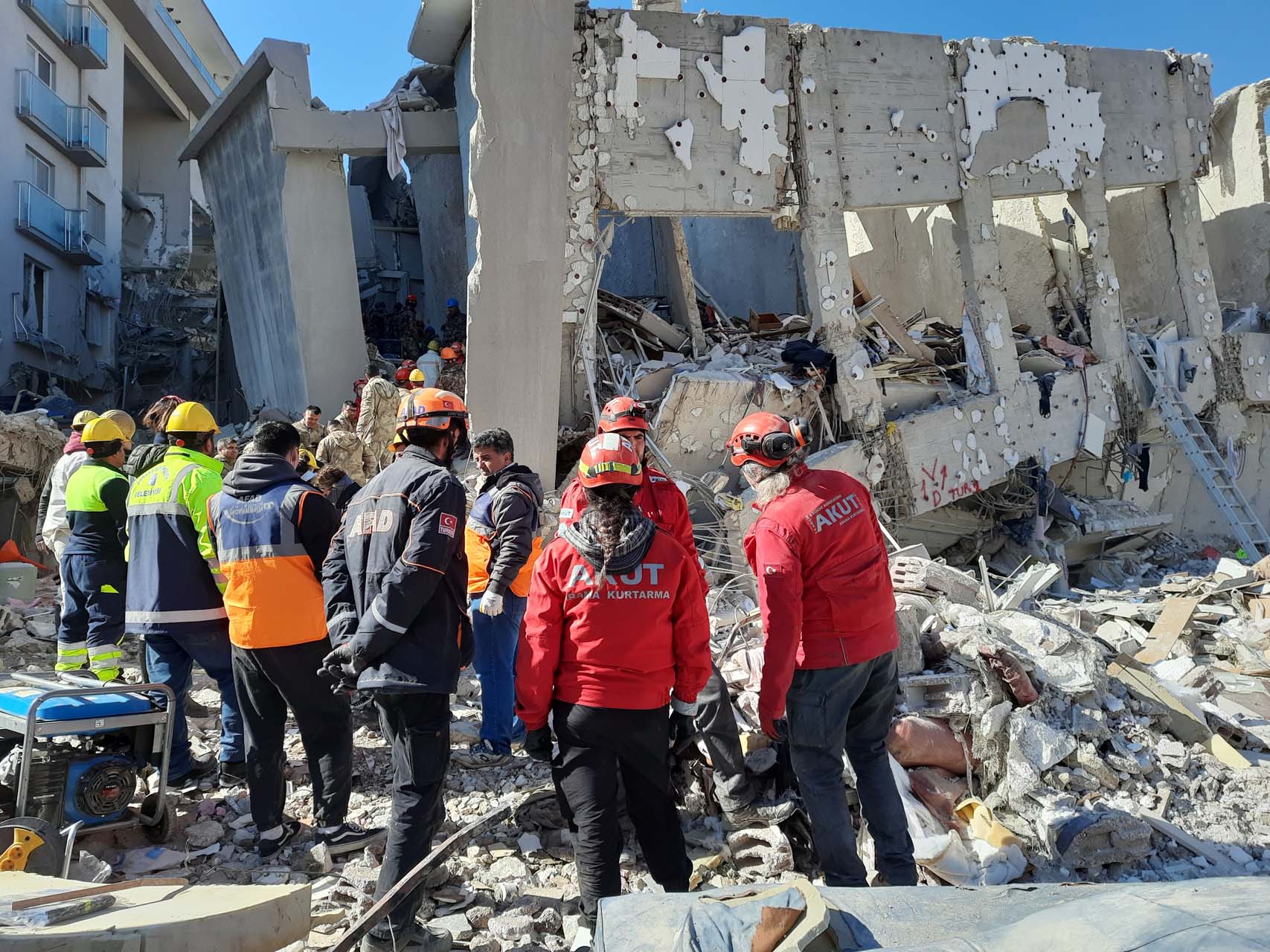 Son dakika | Hatay'da yıkılan Rönesans Rezidans'ın müteahhidi yurt dışına çıkarken yakalandı