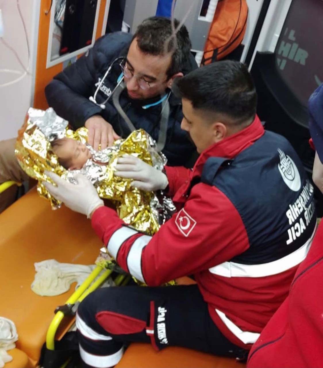 90'ıncı saatte yürekleri ısıtan haber: 10 günlük Yağız Ulaş bebek ve annesi enkazdan sağ çıkarıldı 