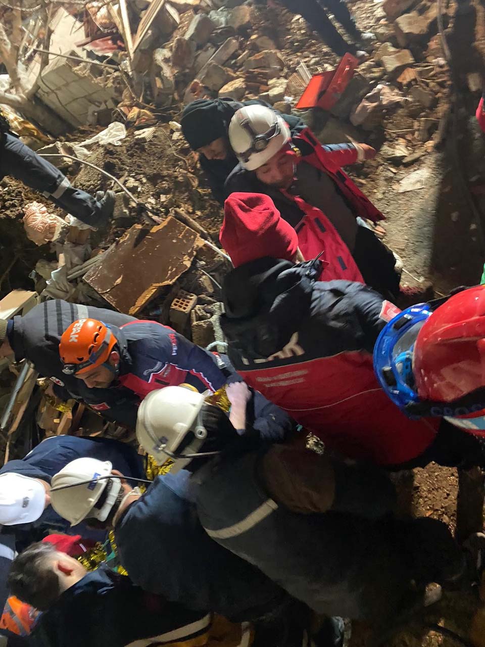Hatay'da 96 saat sonra gelen mucize: 1.5 yaşındaki Sela bebek ve ailesi sağ olarak çıkarıldı 