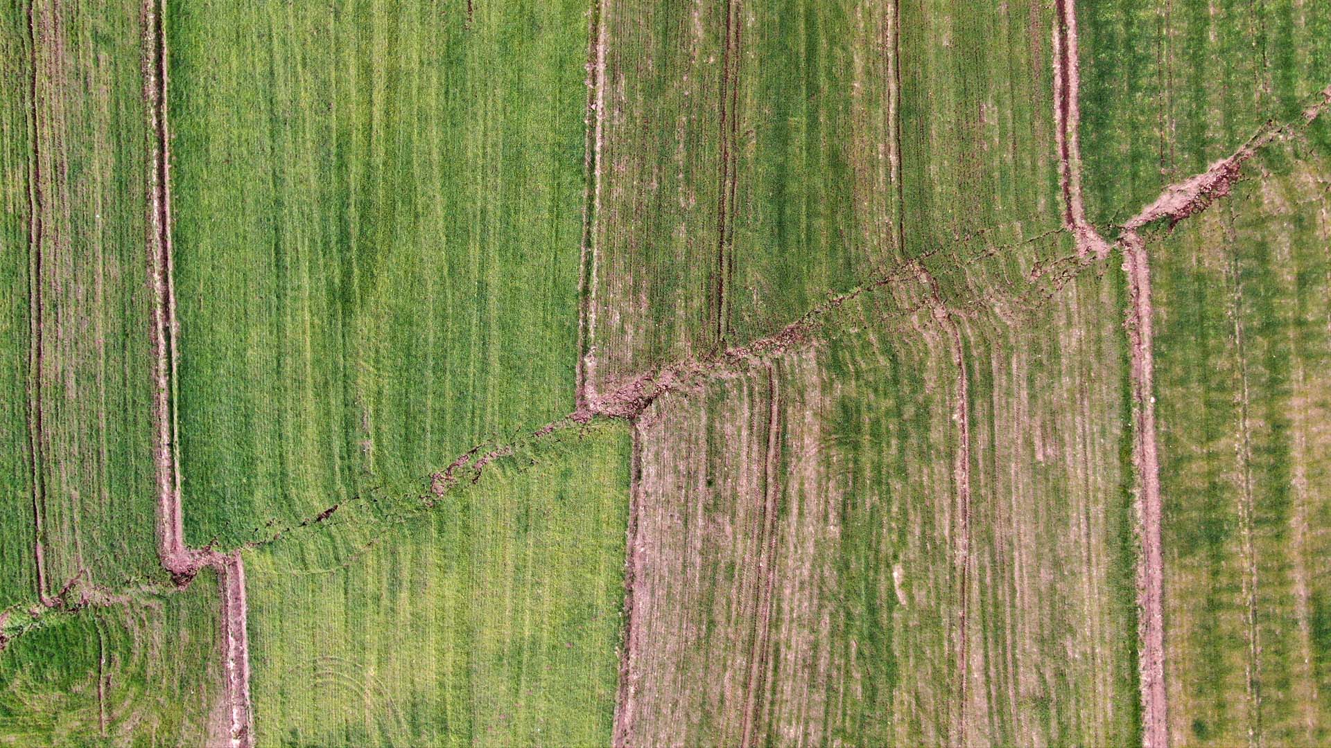 7.7'lik depremin kırdığı fay hattı havadan görüntülendi! Büyük yarıkları görenler gözlerine inanamadı: "Bazı binalar ortadan ikiye ayrıldı" 