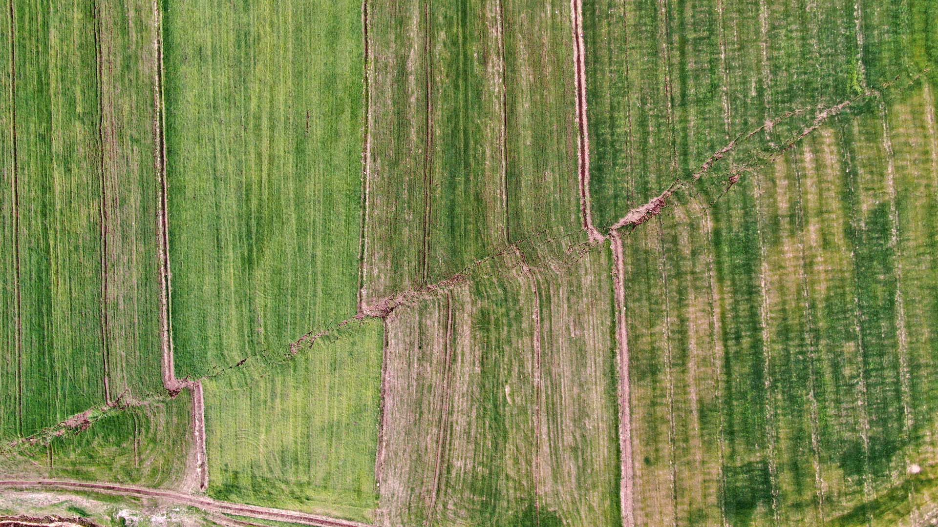 7.7'lik depremin kırdığı fay hattı havadan görüntülendi! Büyük yarıkları görenler gözlerine inanamadı: "Bazı binalar ortadan ikiye ayrıldı" 