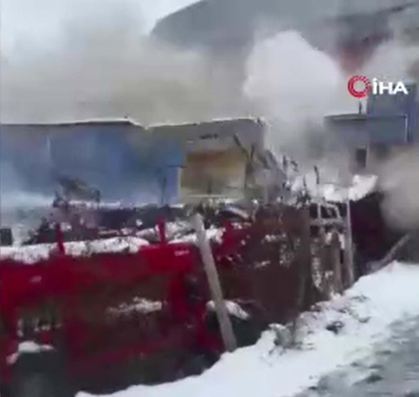 Kahramanmaraş Elbistan depreminin yeni görüntüleri ortaya çıktı! Binalar tuzla buz oldu, etrafı toz bulutu kapladı 