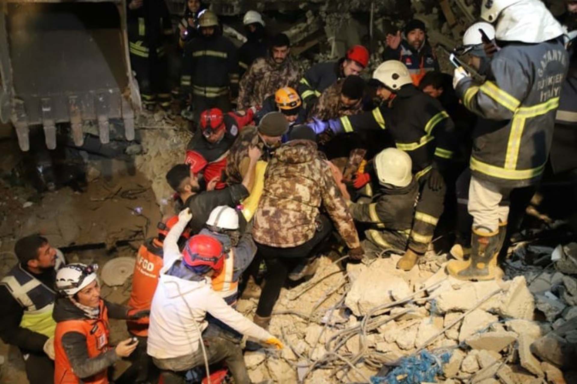 Gaziantep'te 94 saat sonra gelen mucize! Enkaz altında namaz kıldı, idrarını içip hayatta kaldı 