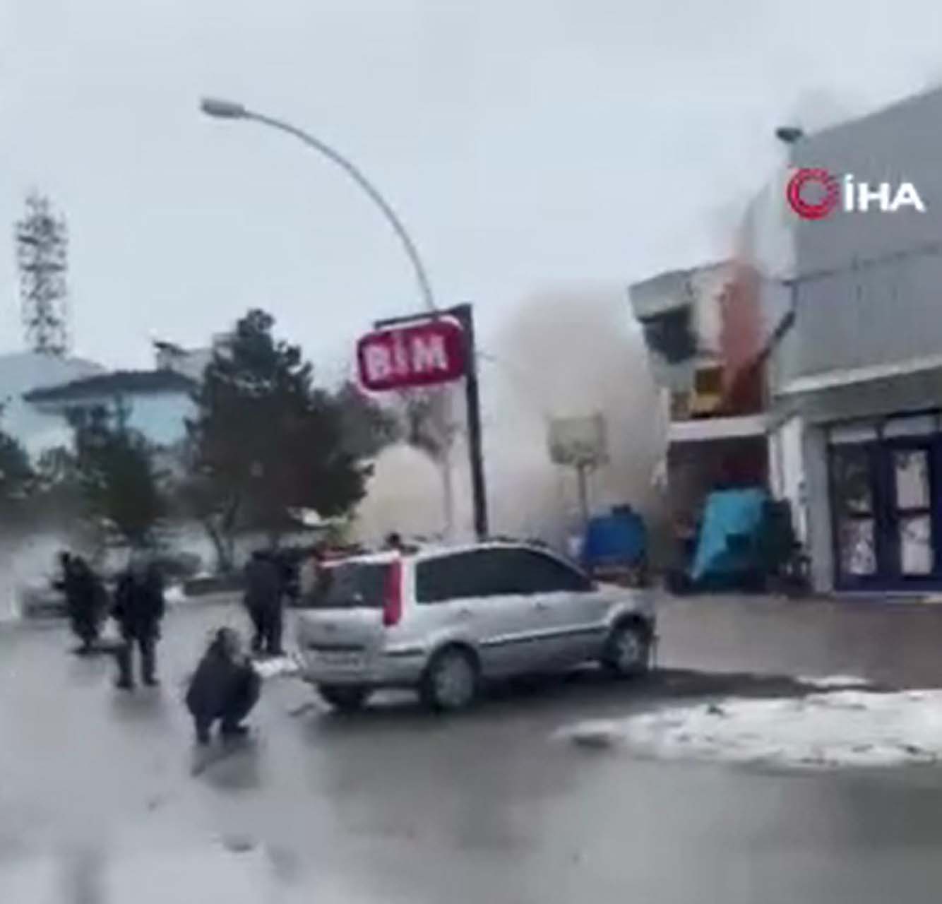 Kahramanmaraş Elbistan depreminin yeni görüntüleri ortaya çıktı! Binalar tuzla buz oldu, etrafı toz bulutu kapladı 