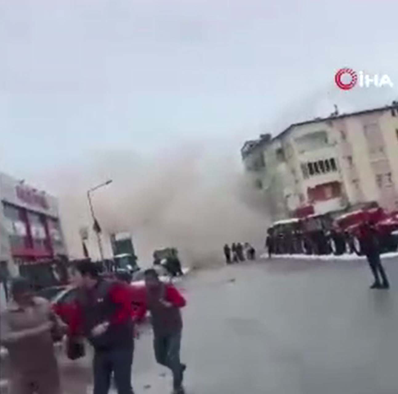 Kahramanmaraş Elbistan depreminin yeni görüntüleri ortaya çıktı! Binalar tuzla buz oldu, etrafı toz bulutu kapladı 