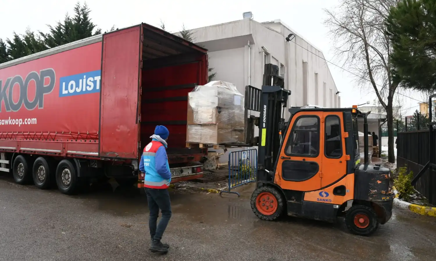 Pendik Belediyesi depremzedeler için seferber oldu! 78'inci yardım tırı yola çıktı