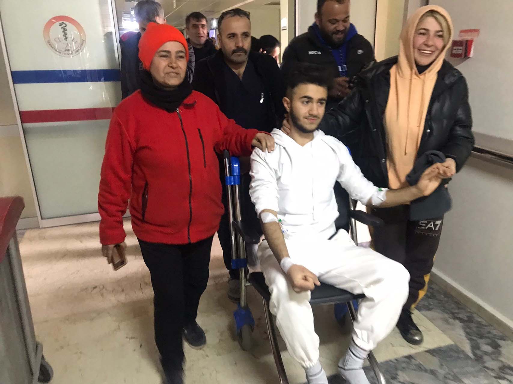 17 yaşındaki Adnan enkazdan nasıl kurtulduğunu anlattı:" idrarımı içtim, annemin çiçeklerini yedim ve..."