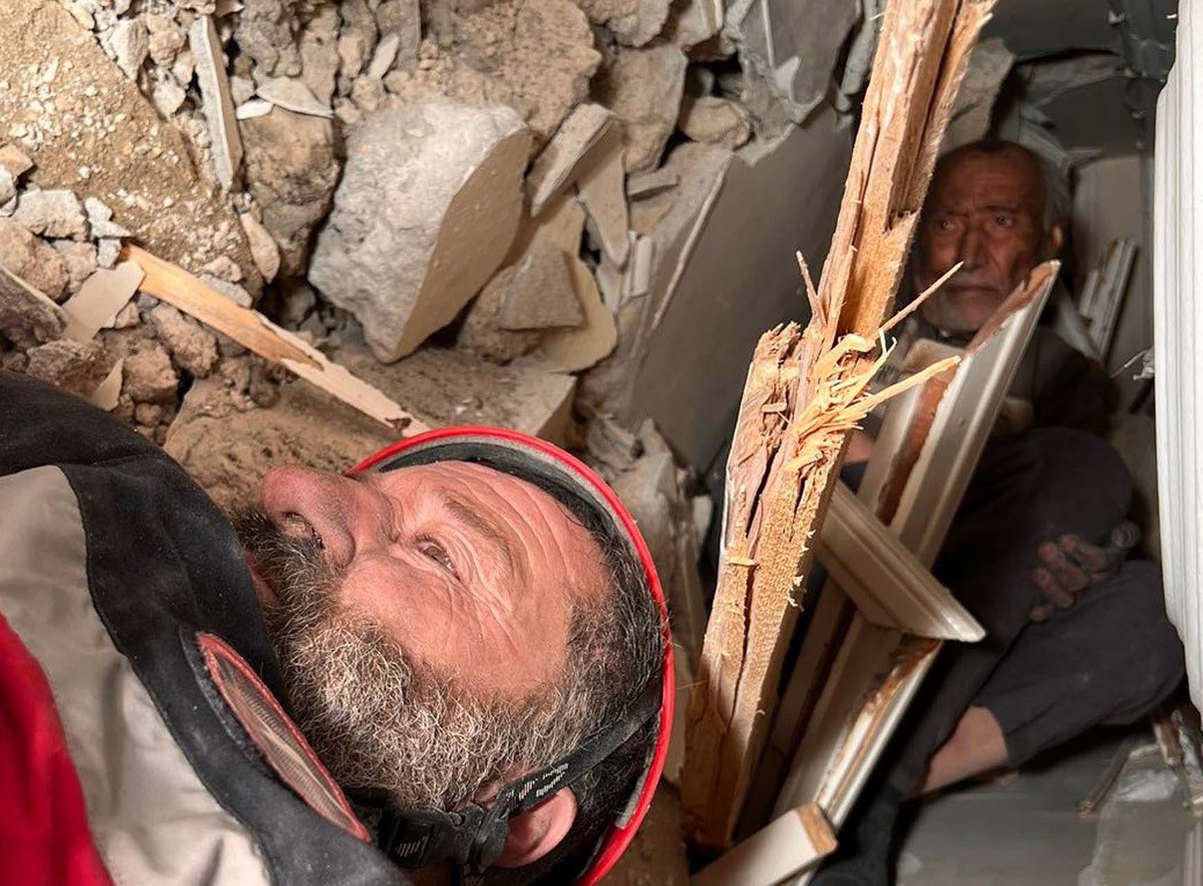 Fiziksel engeli olan yaşar dede sağ kurtuldu! "Haydi dede, aslansın, kaplasın"