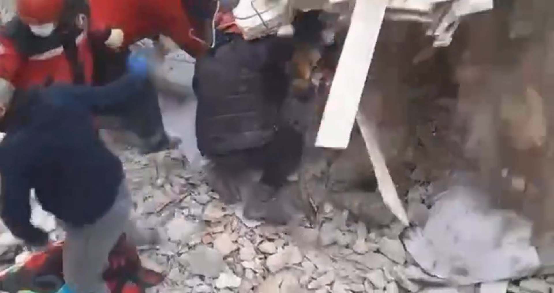 Hatay'da ekiplerin üzerine moloz yığınları düştü! O anlar an ve an kaydedildi!