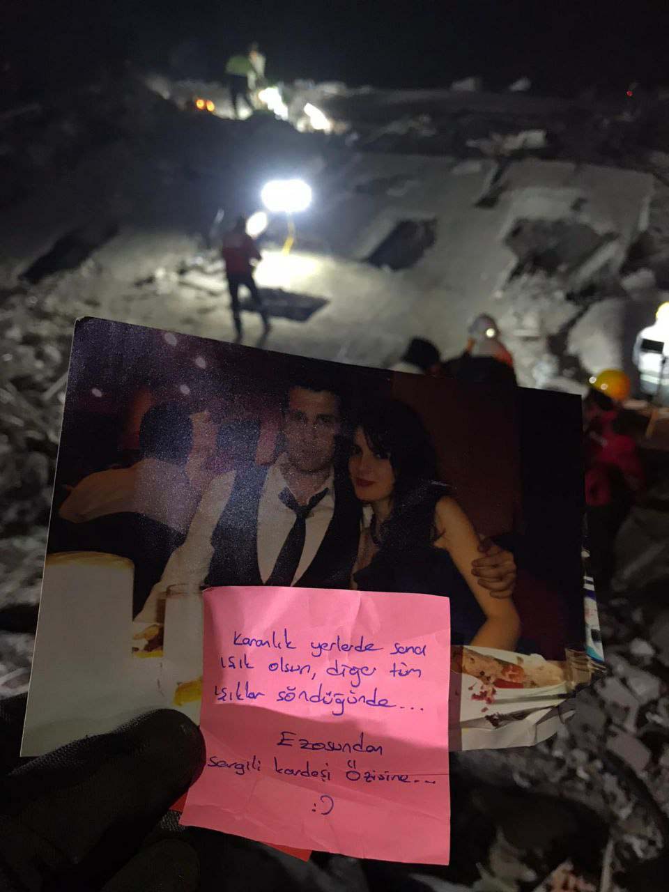 Kahramanmaraş depreminden geriye akıllardan silinmeyecek iki kardeşin birbirine o notu ve fotoğrafı kaldı: Karanlık yerlerde sana ışık olsun