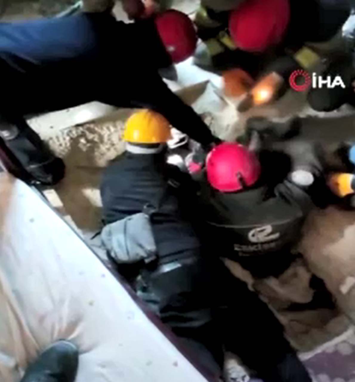 Hatay'daki deprem felaketinde 6.gün mucizesi: İki kız kardeş 131 saat sonra sağ çıkarıldı 