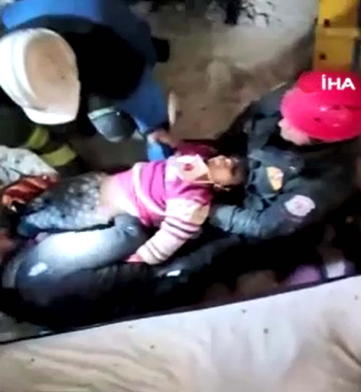 Hatay'daki deprem felaketinde 6.gün mucizesi: İki kız kardeş 131 saat sonra sağ çıkarıldı 