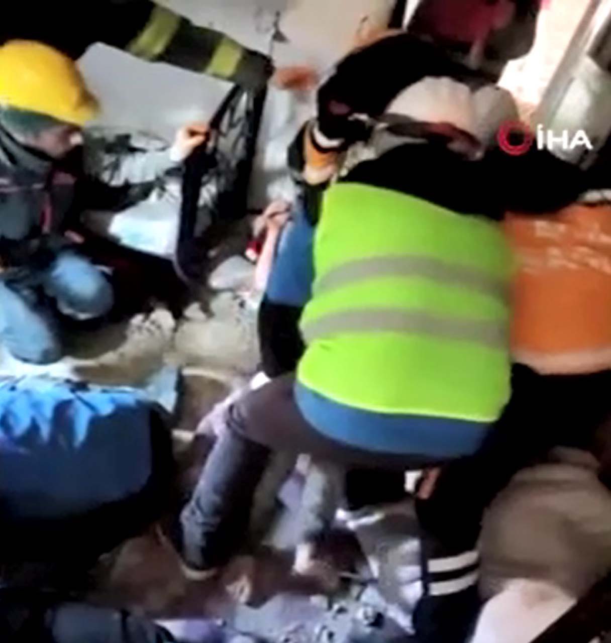 Hatay'daki deprem felaketinde 6.gün mucizesi: İki kız kardeş 131 saat sonra sağ çıkarıldı 