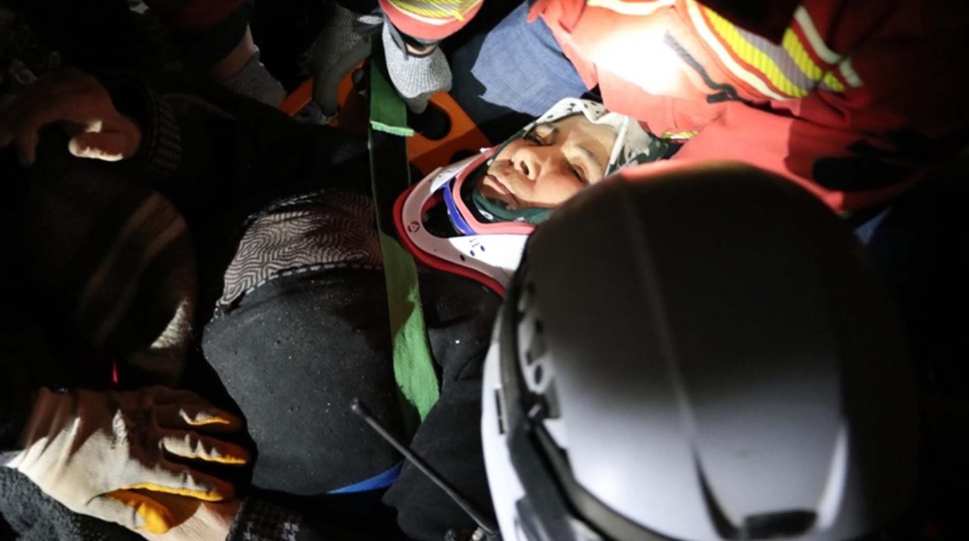 122 saat sonra Menekşe teyzenin hayatta kalma mucizesi!