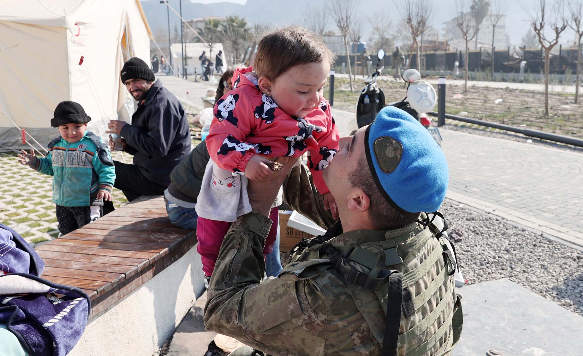 Mehmetçik yürekleri fethetti! Depremzedeler çadırda kalsın diye dışarıda uyudular