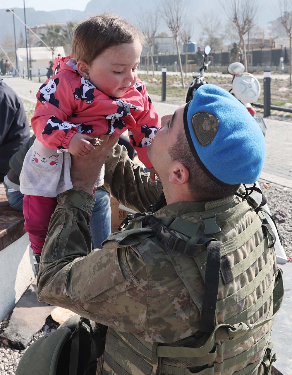 Mehmetçik yürekleri fethetti! Depremzedeler çadırda kalsın diye dışarıda uyudular