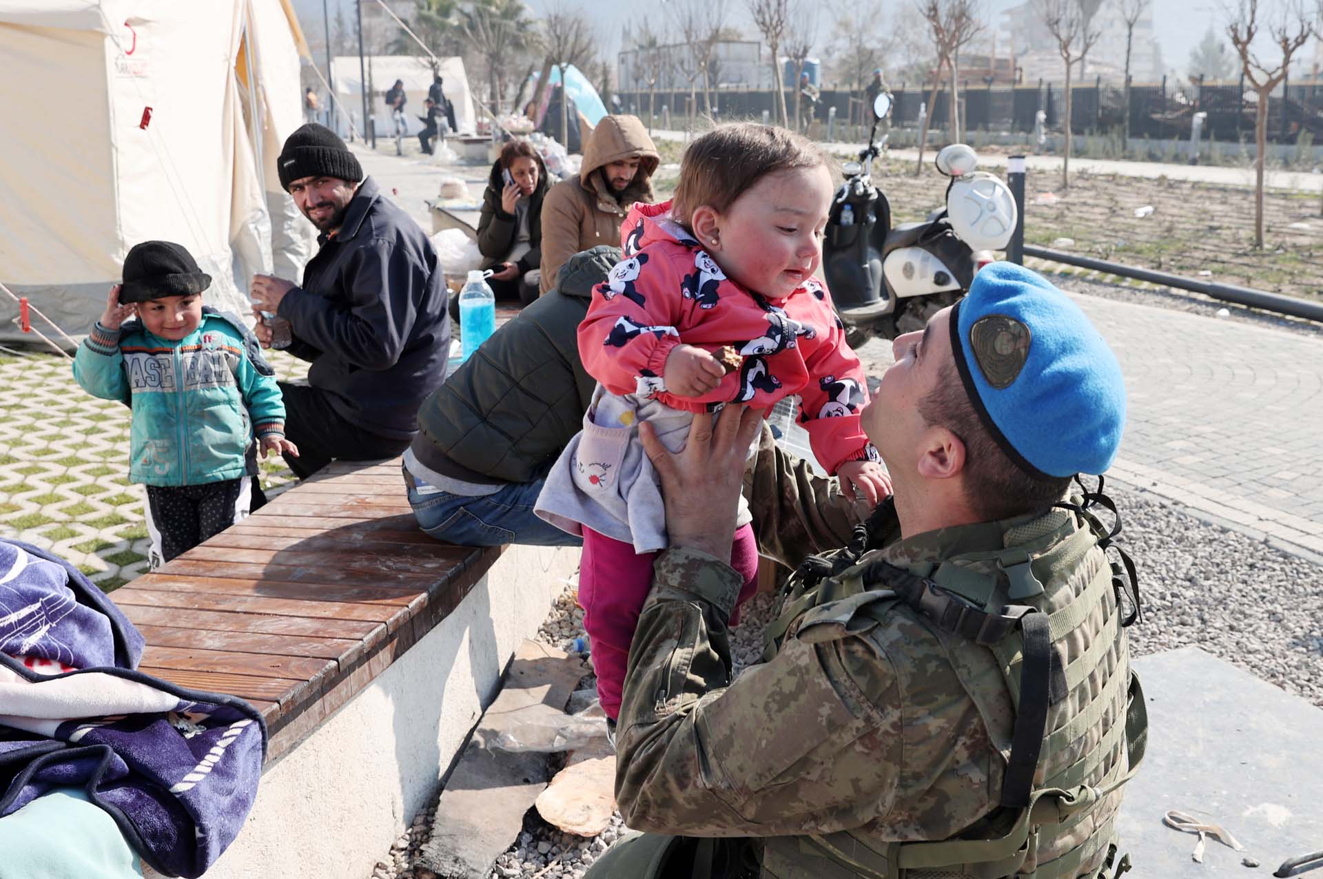 Mehmetçik yürekleri fethetti! Depremzedeler çadırda kalsın diye dışarıda uyudular