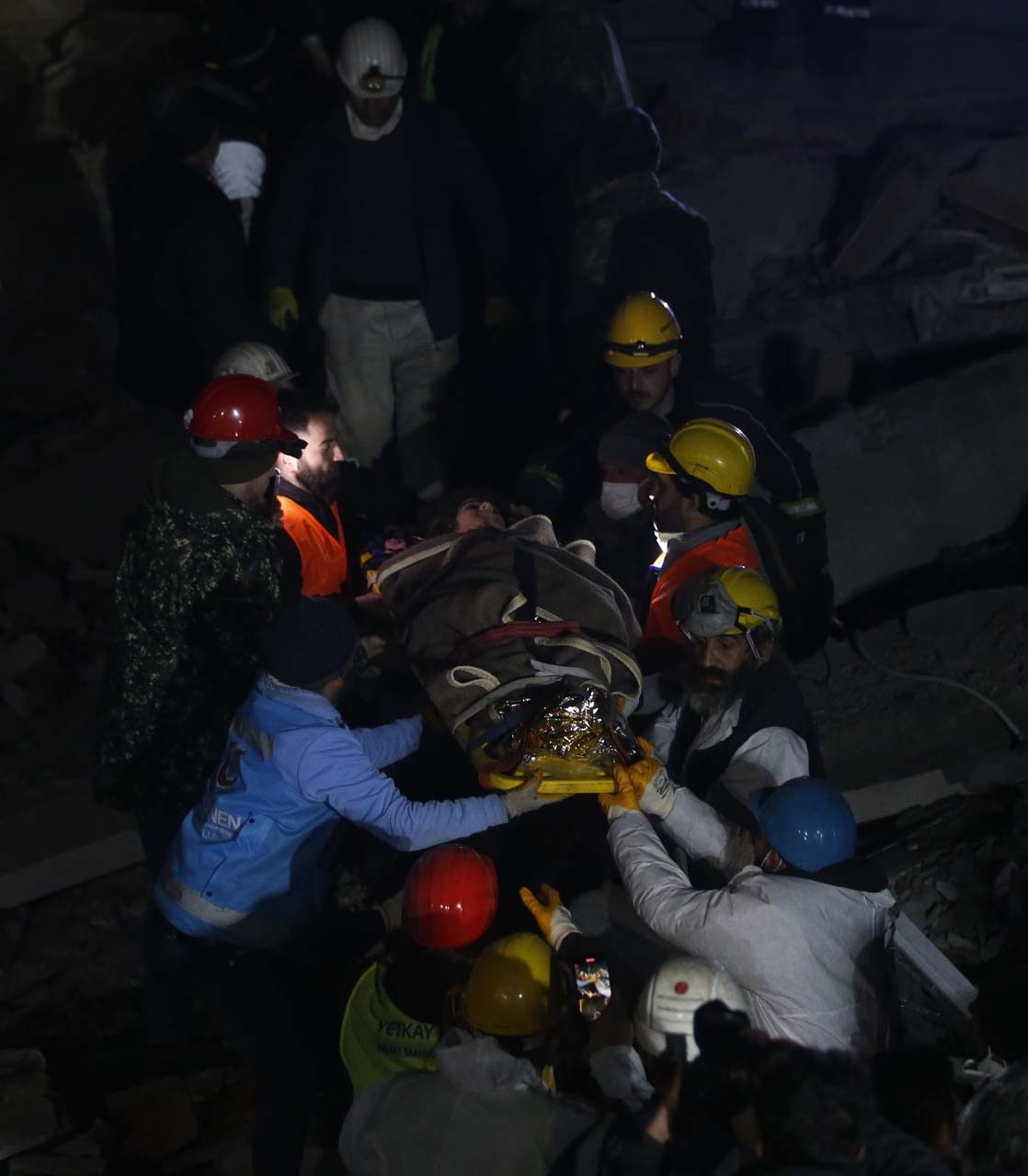 160 saat sonra bir mucize daha gerçek oldu! Enkazdan 11 yaşında bir kız çocuğu kurtarıldı!