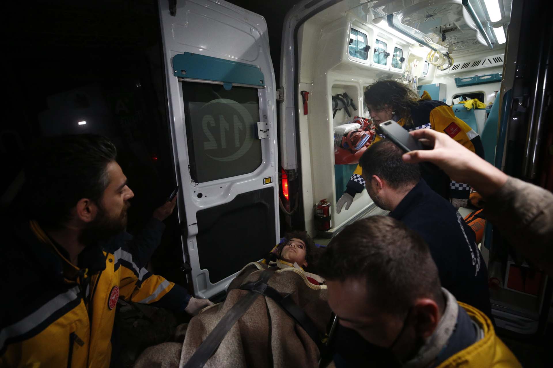 160 saat sonra bir mucize daha gerçek oldu! Enkazdan 11 yaşında bir kız çocuğu kurtarıldı!