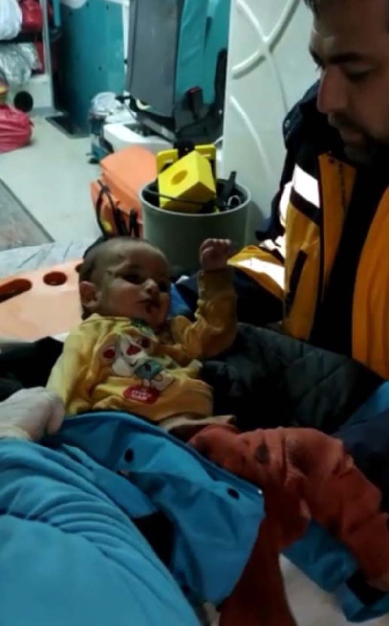 Hatay'da mucizeye tanıklık ettik! 7 aylık Hamza bebek enkazdan sağ olarak çıkarıldı 