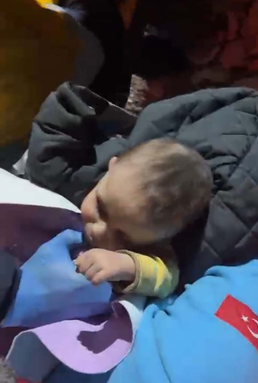 Hatay'da mucizeye tanıklık ettik! 7 aylık Hamza bebek enkazdan sağ olarak çıkarıldı 