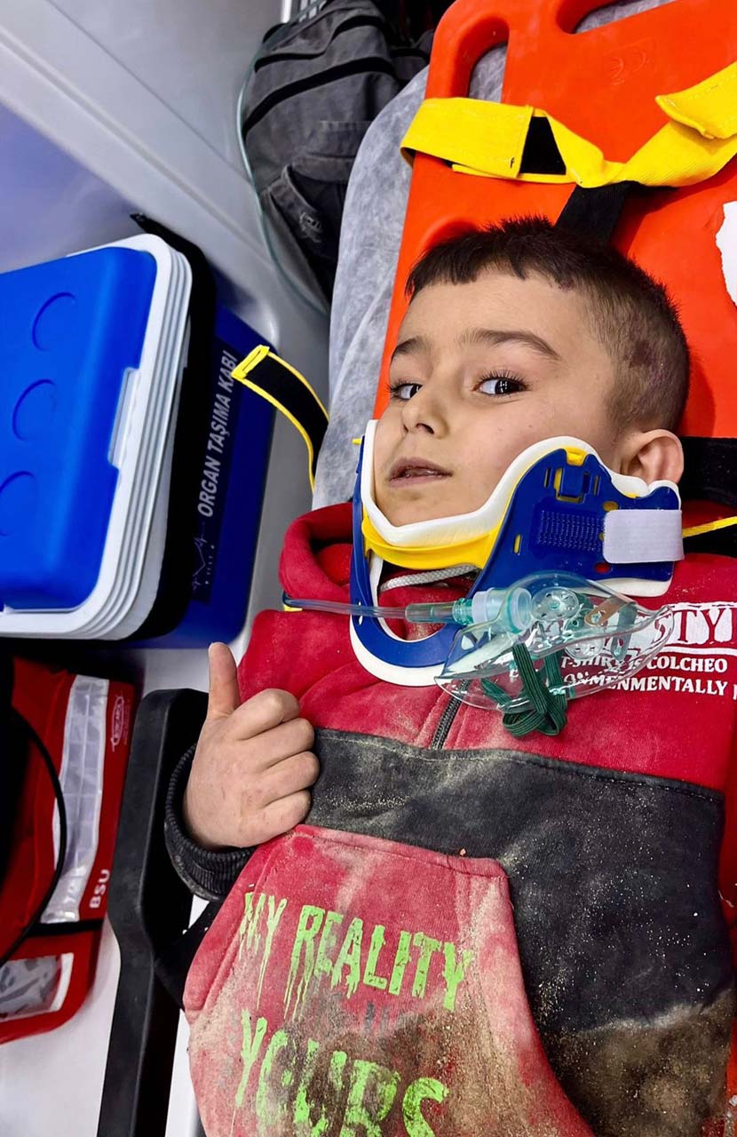 5 yaşındaki çocuk 130 saat sonra kurtarıldı! Halsizlikten konuşamayan çocuk bakın nasıl iletişim kurdu!