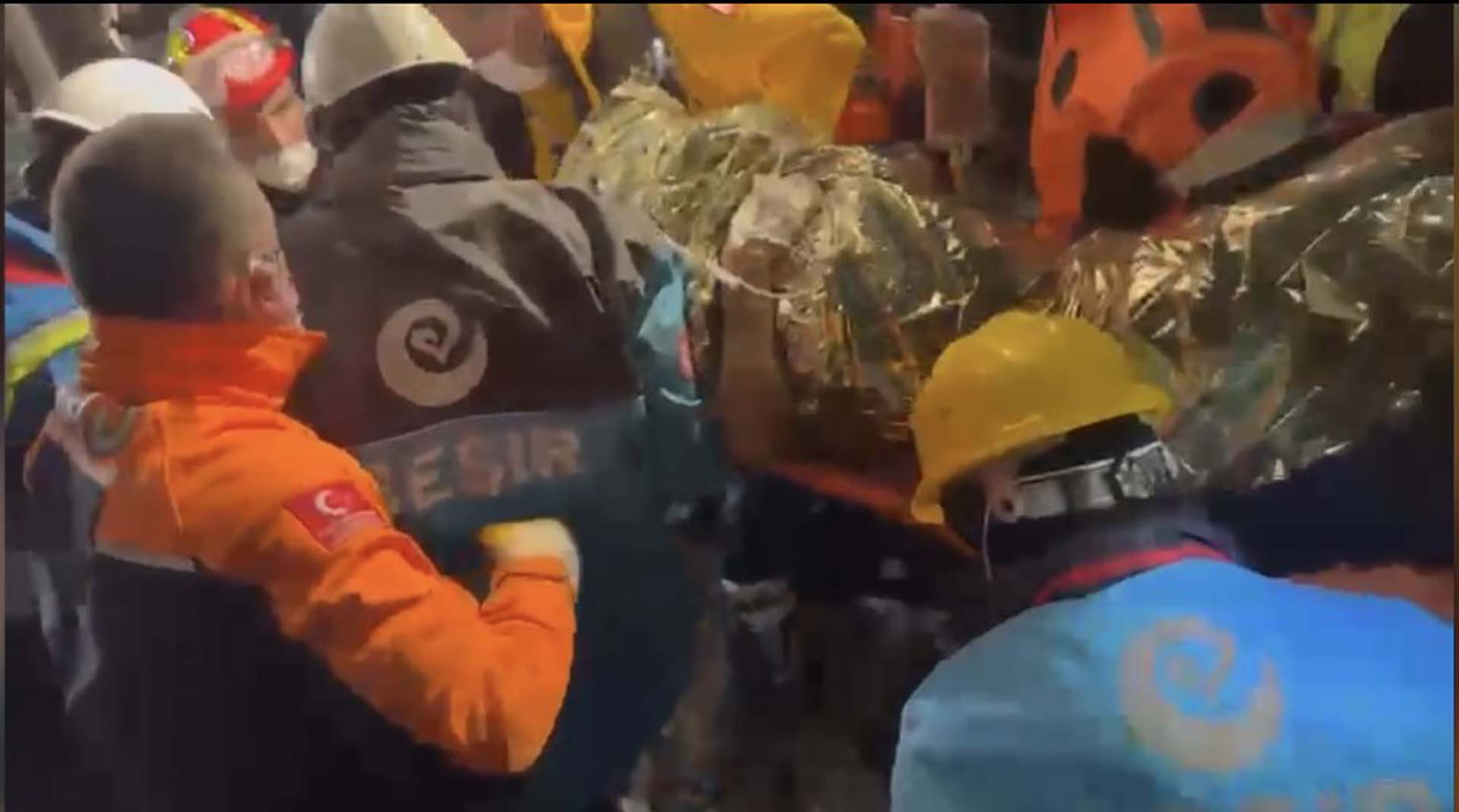 160 saat enkazda bekledi! Mehmet amca sağ salim kurtarıldı!