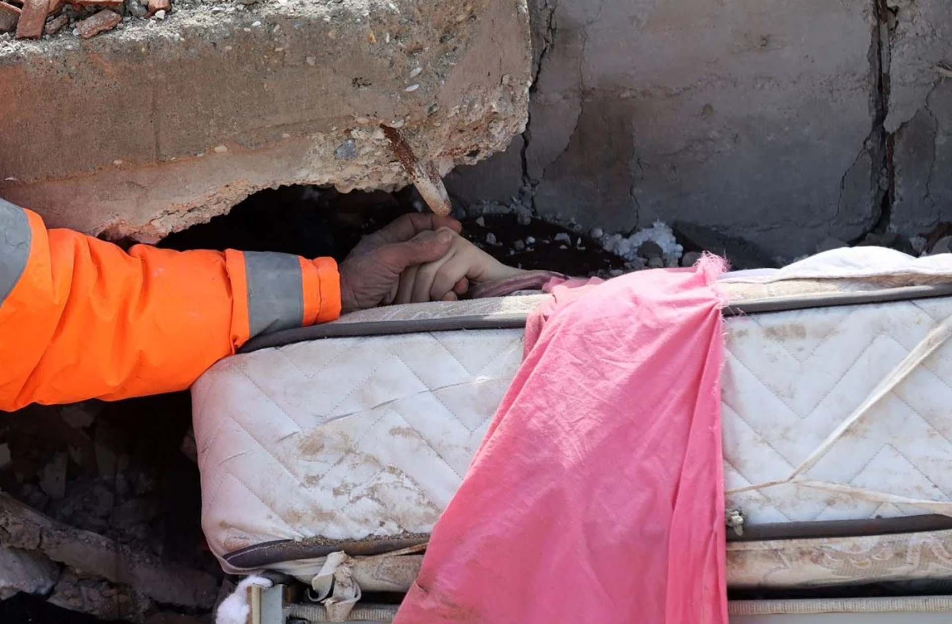 Enkaz altındaki kızının elinin bir an olsun bırakmamıştı! Acılı baba Mesut Hançer konuştu: Evlat gittiği zaman ciğer, kalp, can hepsi gidiyormuş