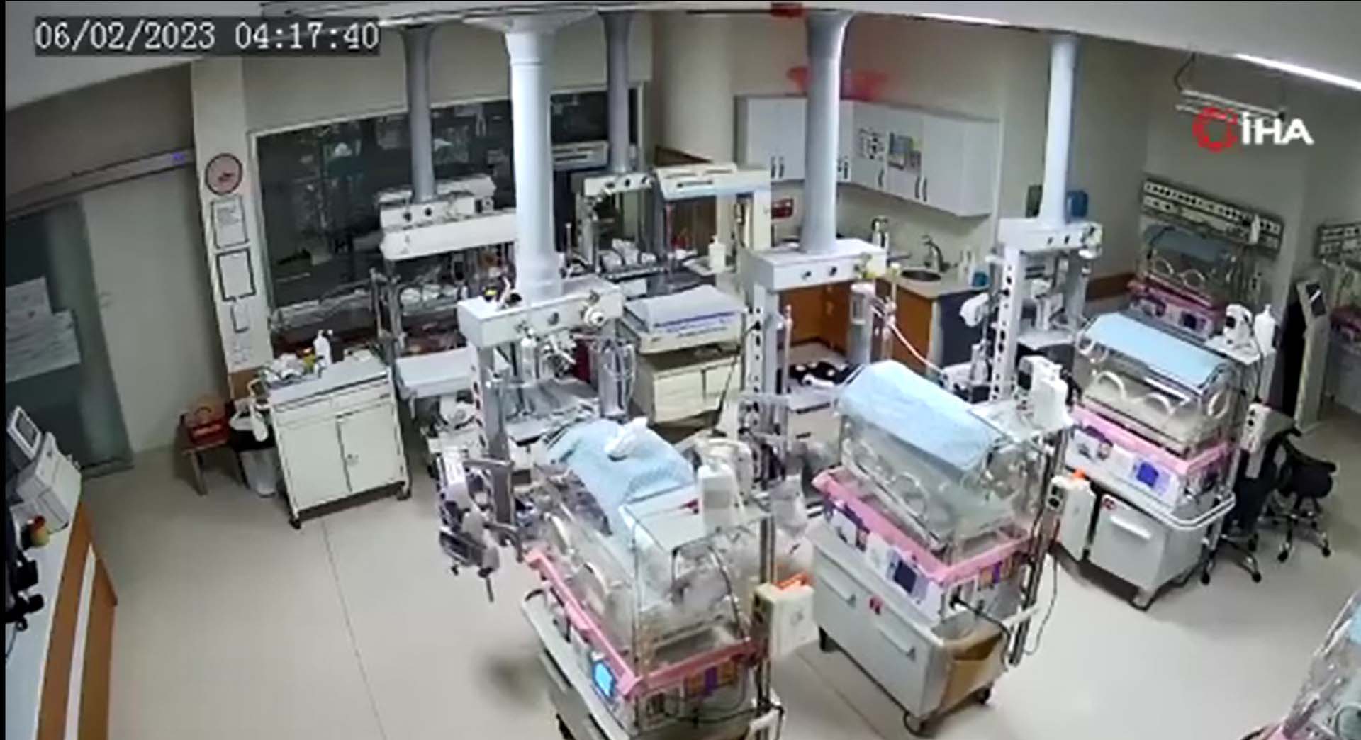 Deprem anında bebeklerin yanına koştular! Hemşireler, canlarını hiçe sayıp kuvözlere sarıldılar 