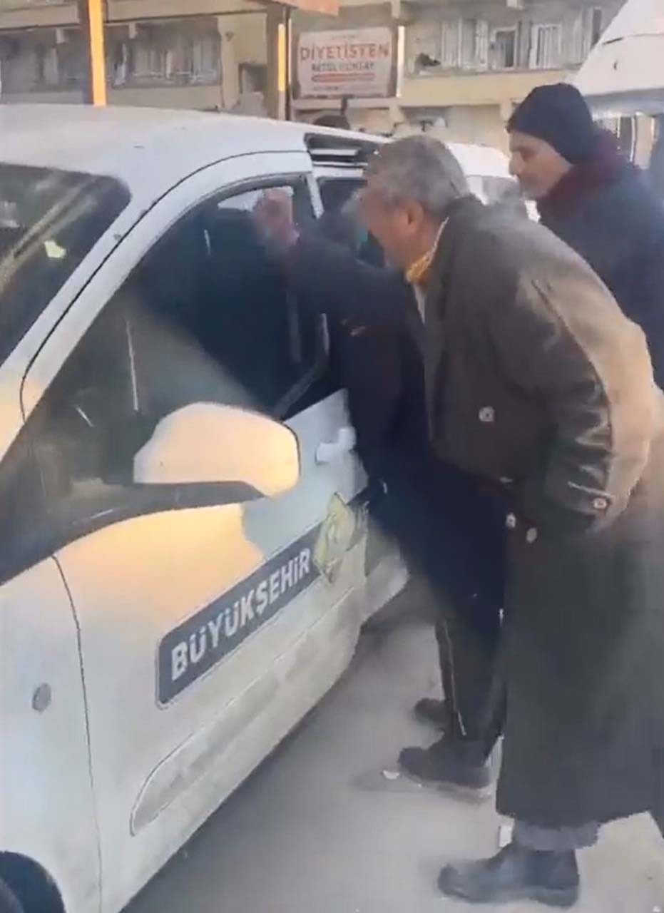 CHP'li vekiller deprem bölgesinde neye uğradığını şaşırdı! Halk kovdu, araca binip gittiler
