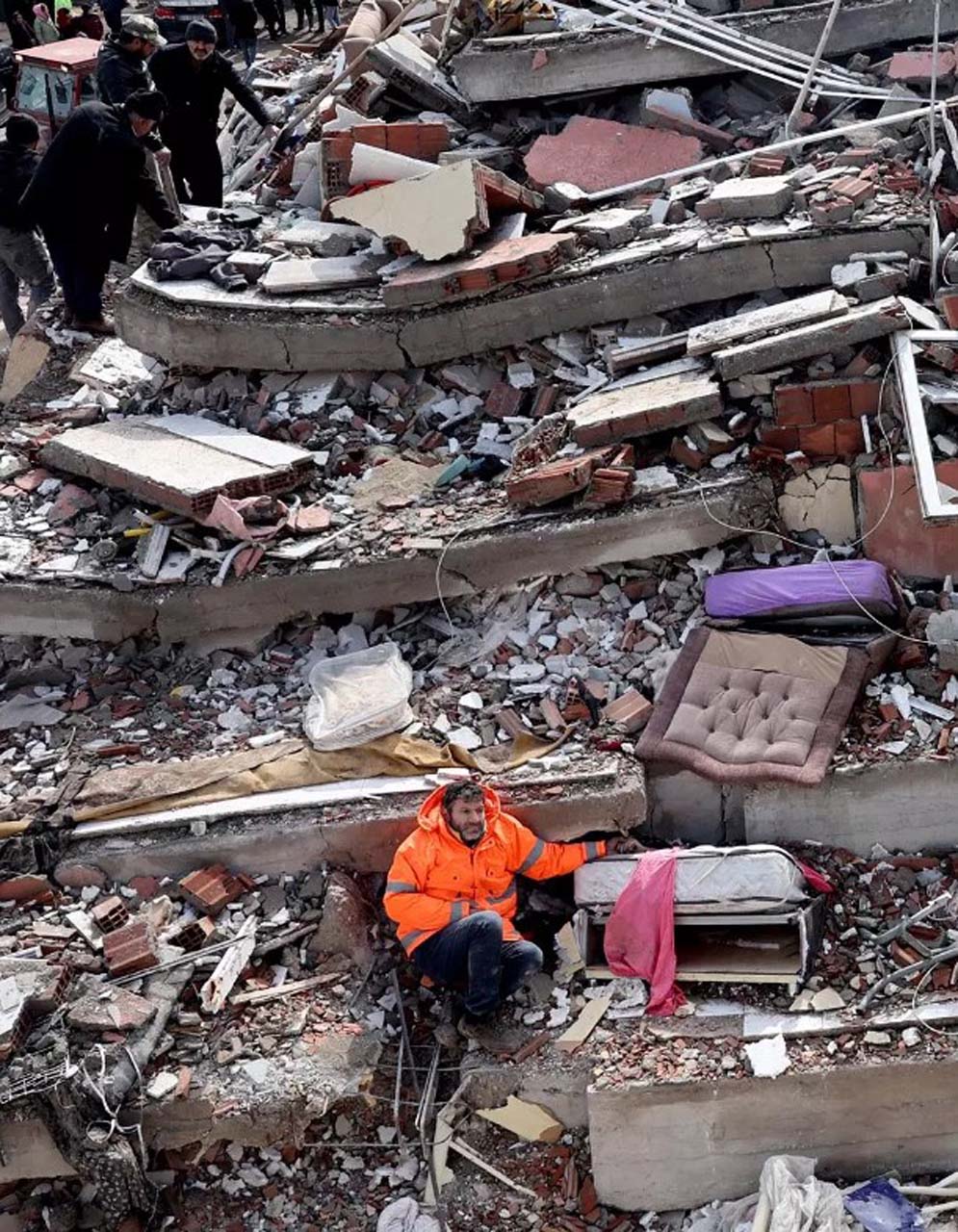 Enkaz altındaki kızının elinin bir an olsun bırakmamıştı! Acılı baba Mesut Hançer konuştu: Evlat gittiği zaman ciğer, kalp, can hepsi gidiyormuş