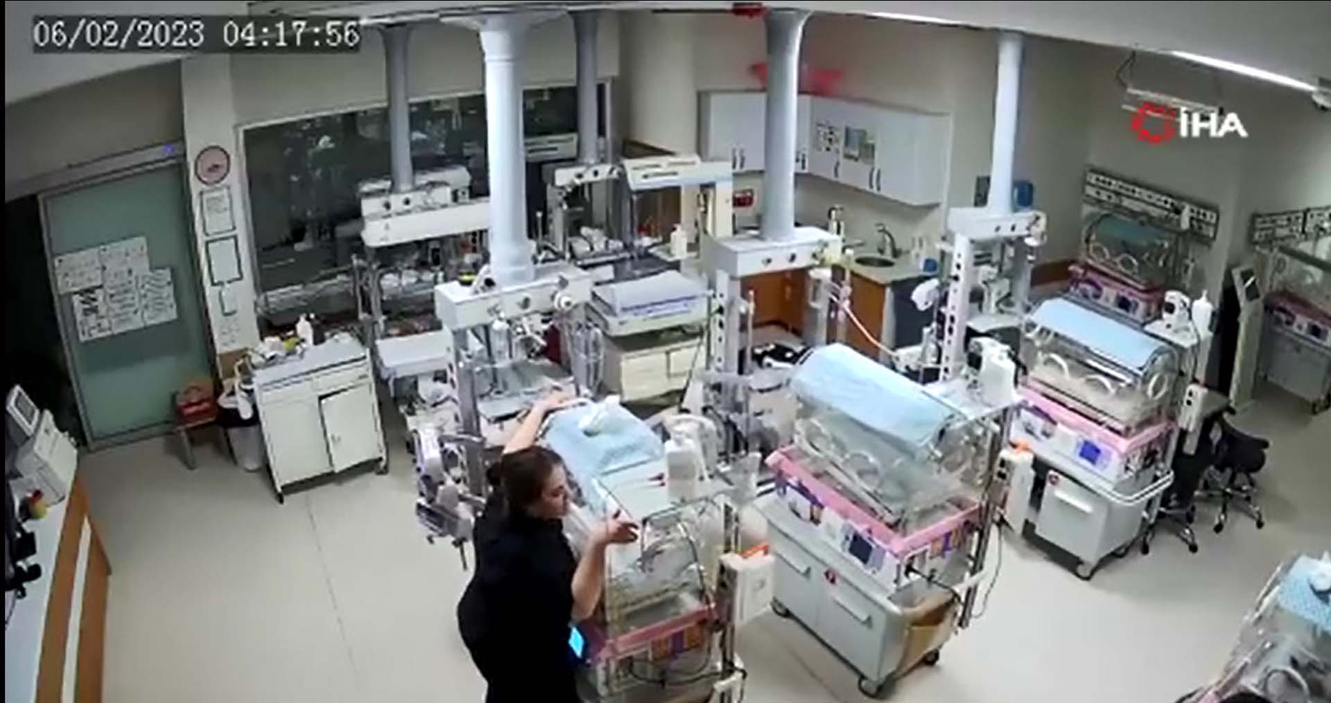 Deprem anında bebeklerin yanına koştular! Hemşireler, canlarını hiçe sayıp kuvözlere sarıldılar 